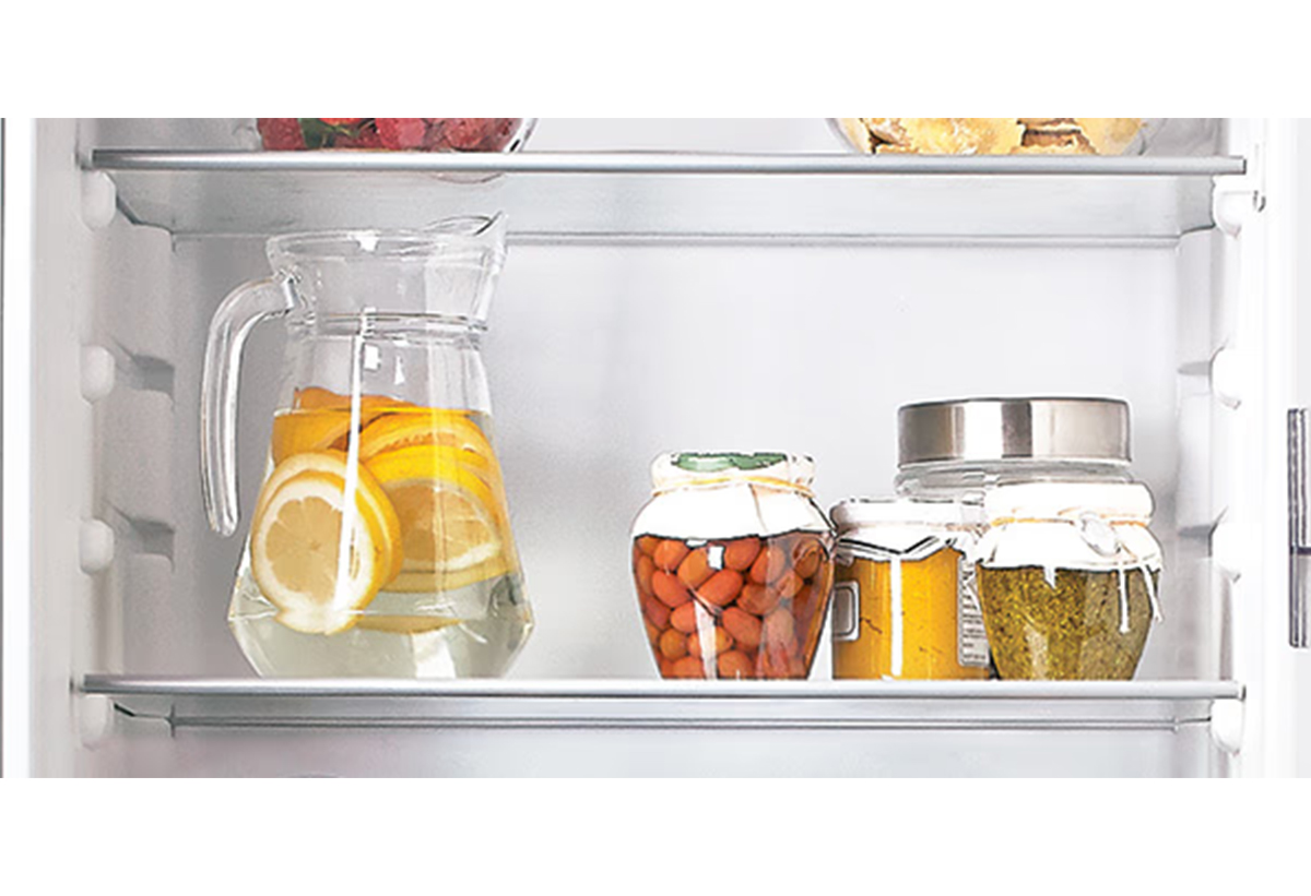 Απεικονίζεται κοντινό σε ράφι με τρόφιμα.